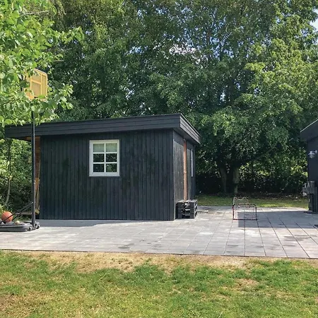 Three-bedroom In Feriehus